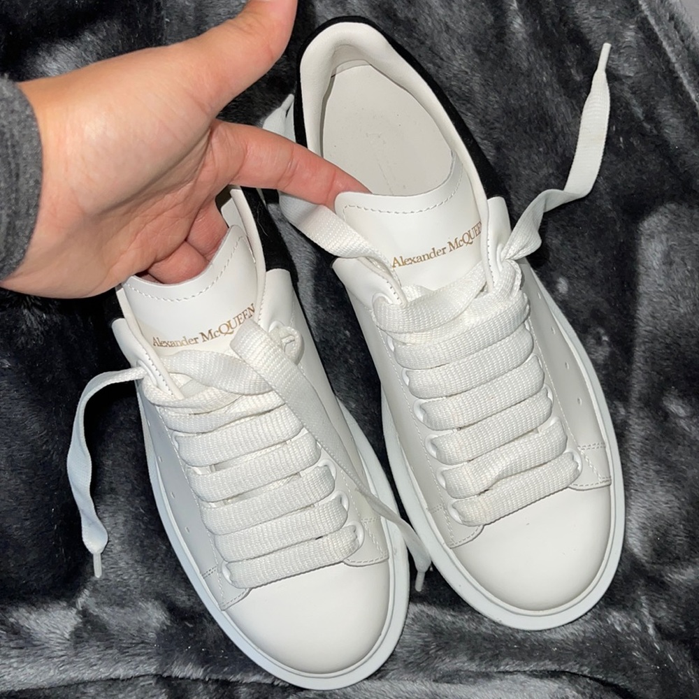Alexander mcqueen size 35 (5) in womens worn twice like new !